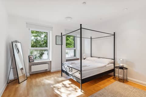 Top performing Airbnb: Bright 3-room apartment near Prenzlauer Berg in Weißensee