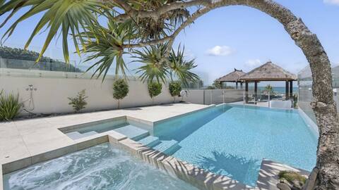 Sapphire Sands Luxe Absolute Beachfront Pool