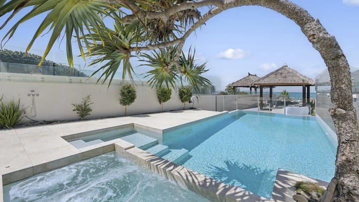 Sapphire Sands - Luxe Absolute Beachfront Pool