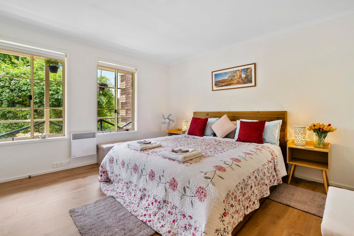 Долното ниво има главна спална соба со удобен брачен кревет со вградена гардероба со сопствен апартман со туш, тоалет и суета.