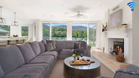 Cowley House – stunning entertainer, views, pool