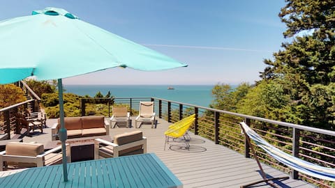 Baker Beach House - Hot Tub, Ocean Views & Fire Pi