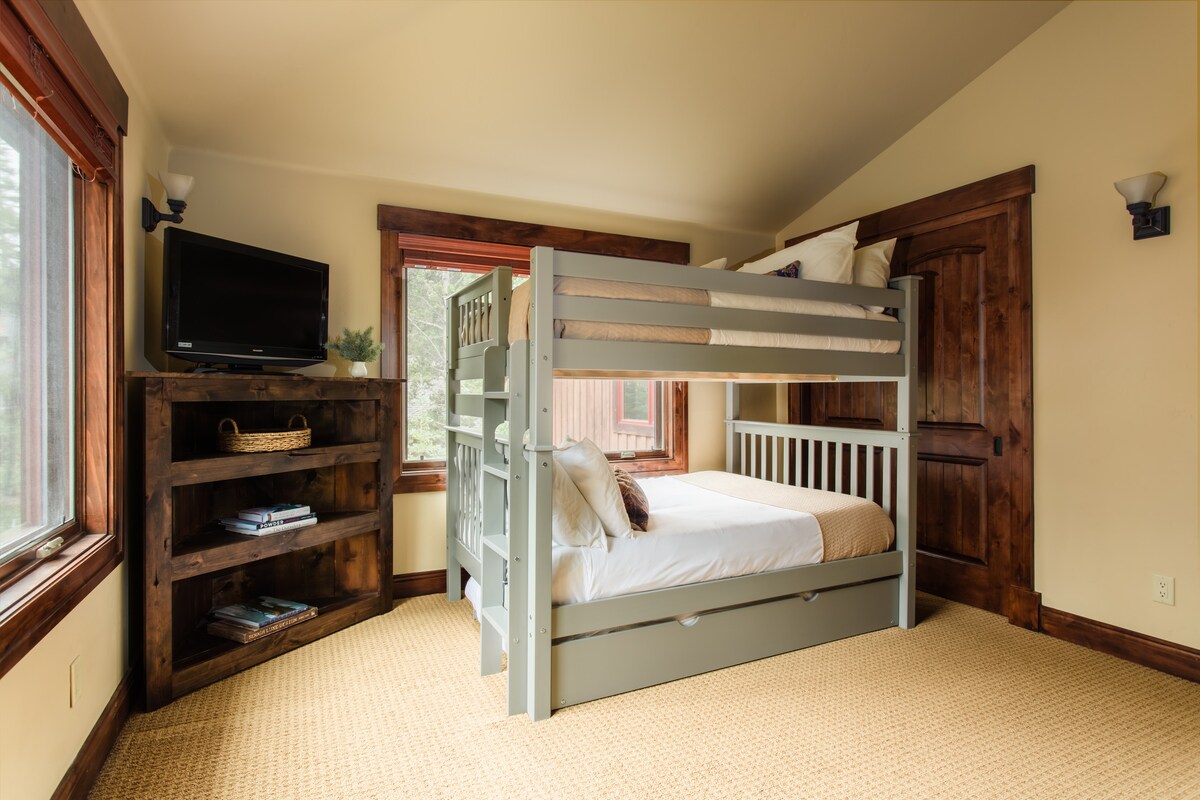 Spavaća soba 4 ima puni krevet na kat s ruksakom i zajedničkom kupaonicom.