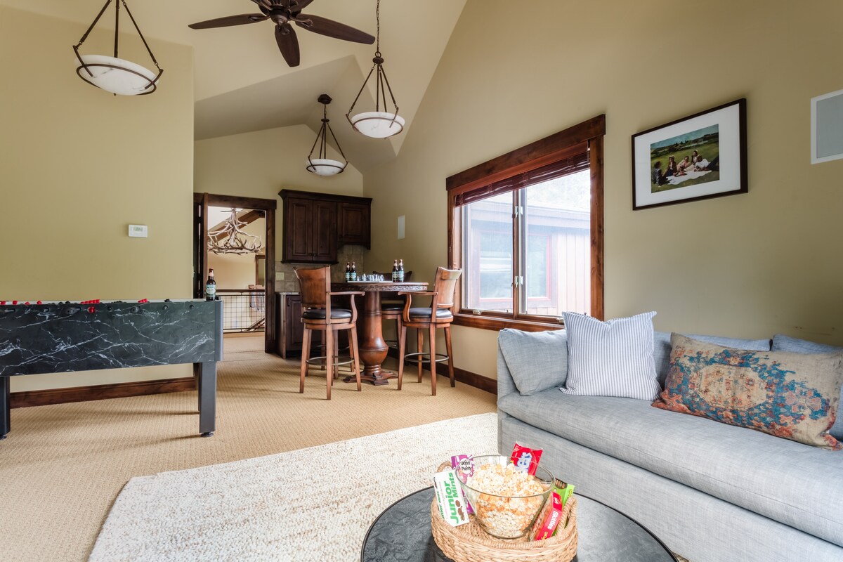 U sobi za igre nalazi se kauč za spavanje veličine bračnog kreveta.