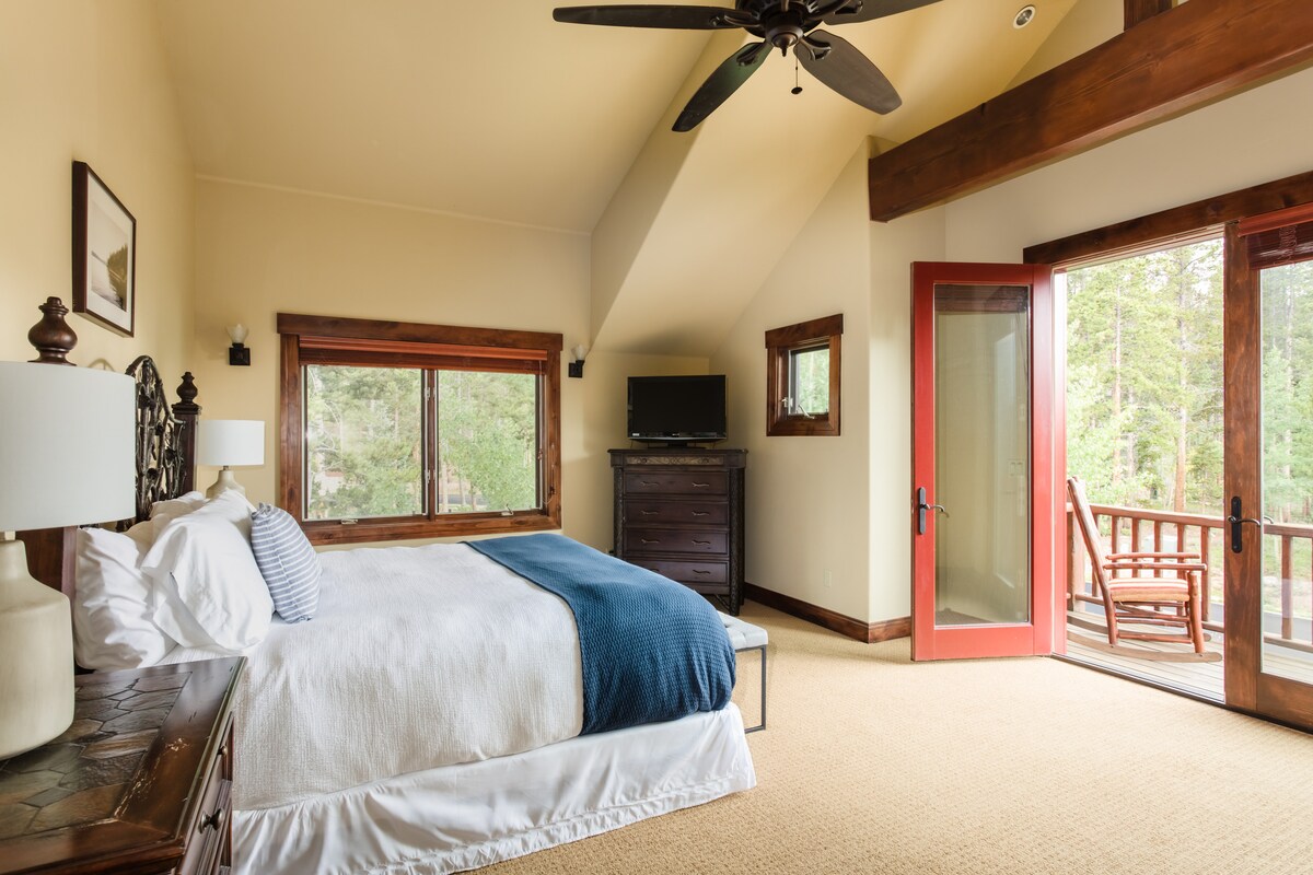 Spavaća soba 5 ima bračni krevet (1,8x2), vlastitu kupaonicu i privatni balkon.