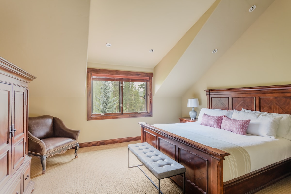 2. spavaća soba ima bračni krevet (širine 180 - 200 cm) i apartman.