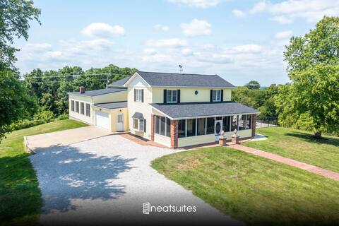 Great Big Lodge - for 18 - Near Ark!