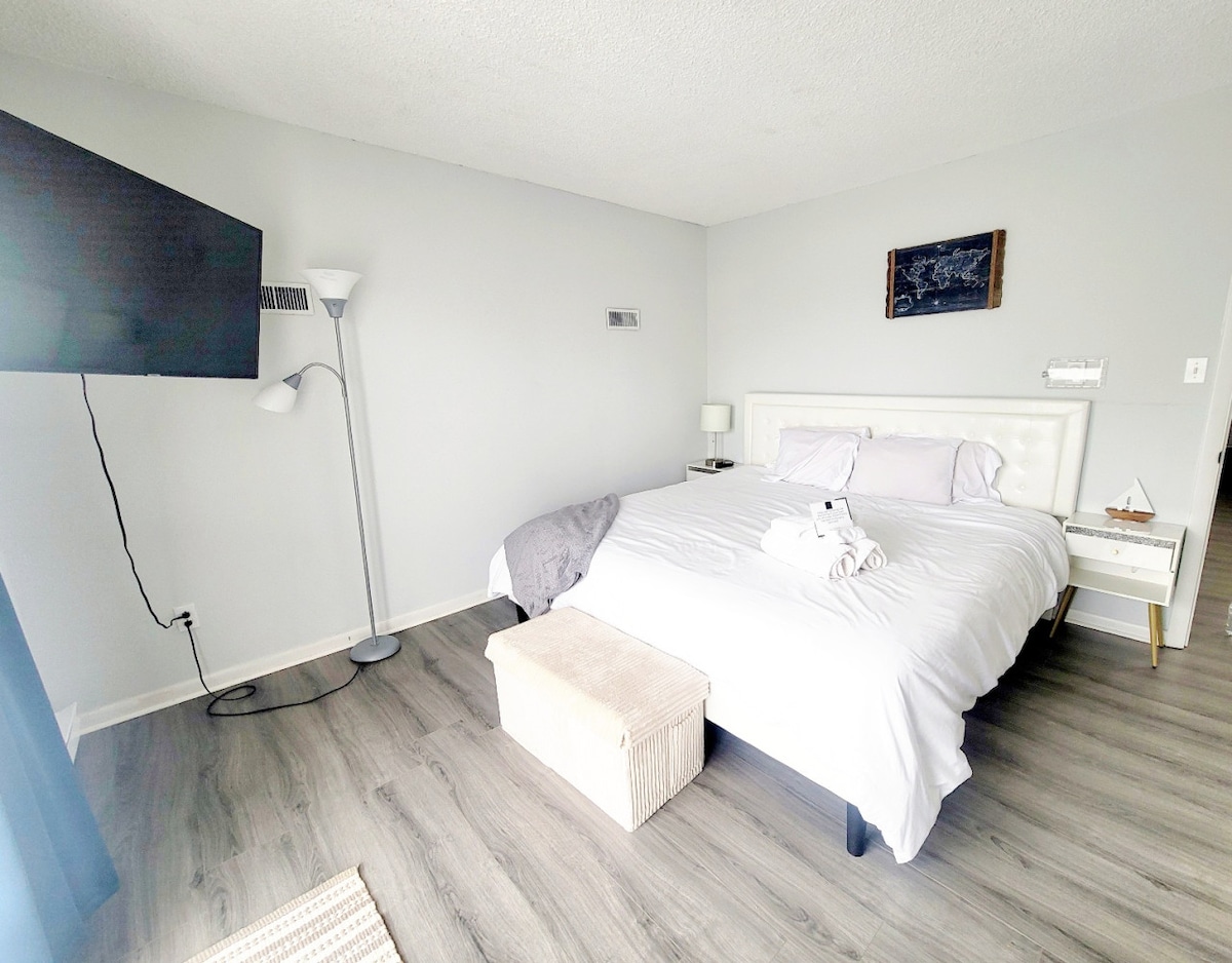 Glavna spavaća soba – veliki bračni krevet i pametni TV