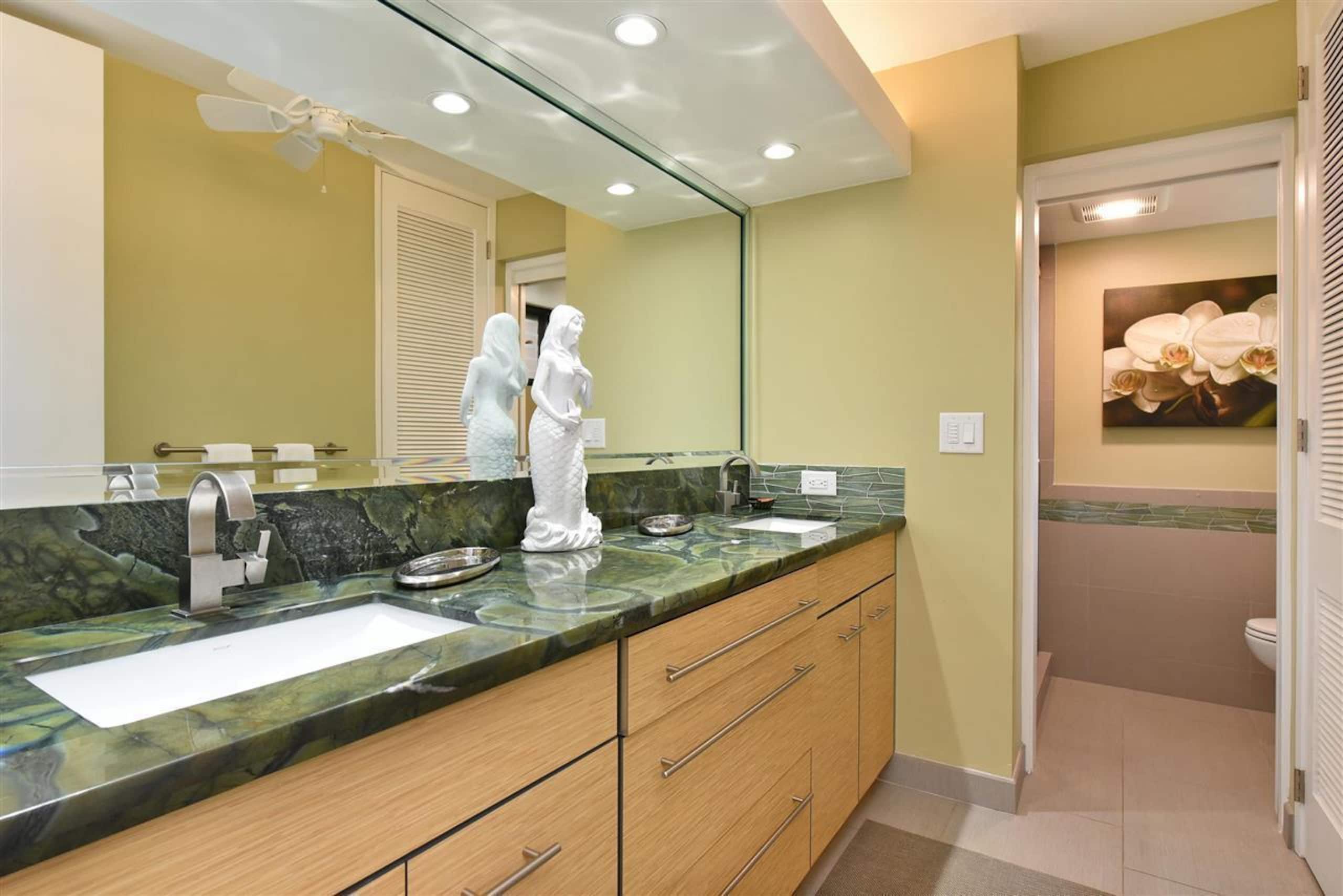 Condo in Lahaina · ★4.93 · 1 bedroom · 2 beds · 1 private bath - Image 18