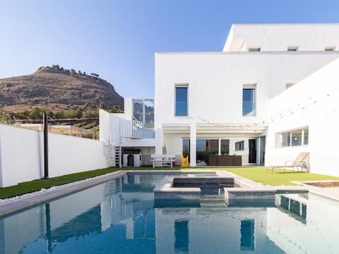 Design villa with garden, pool and fantastic views