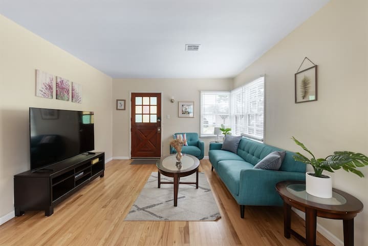 Long Beach Retreat, 3BD/2B plus additional Studio