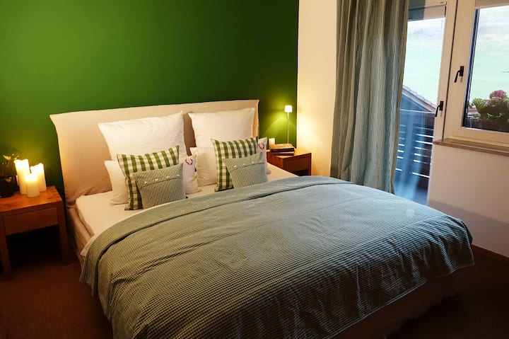 Cama doble con balcón