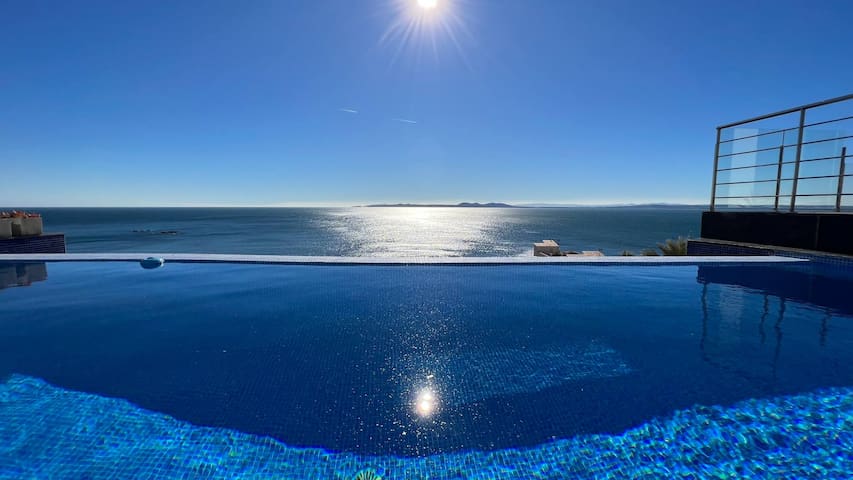 Beautiful house with swimming pool and sea view Av