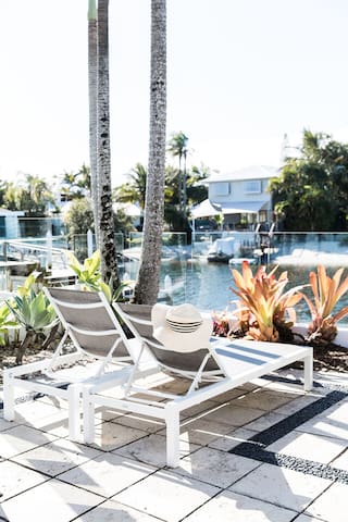 River House – pool – jetty – private beach