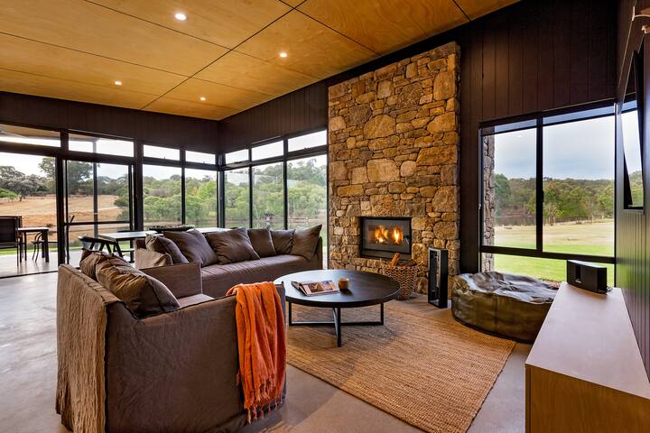 Artisan Koorabin—Lakeside Luxe Retreat next to Spa gallery image 2