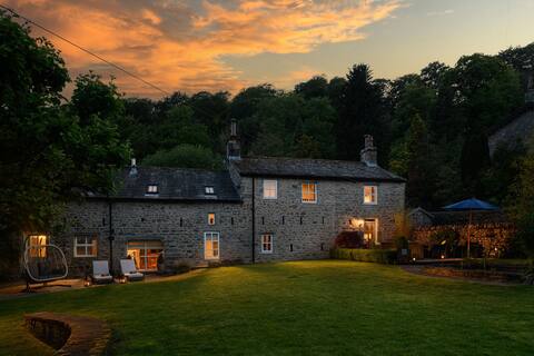 Carrholme Cottage -Luxury Barn, Hot Tub, Sleeps 12