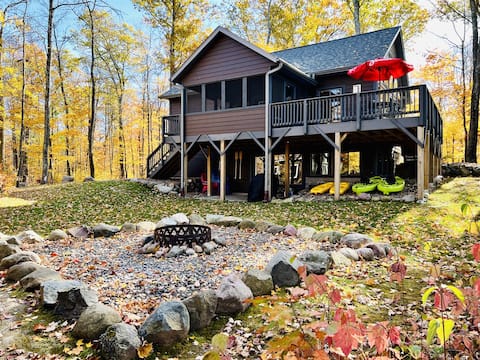 Pet-Friendly Lakeside Chalet w/ Kayaks and Canoe!