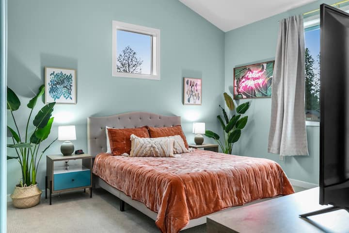 Queen room