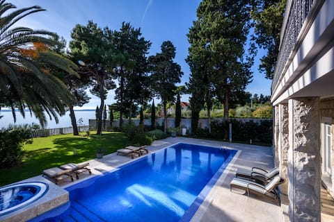 Luxury Beachfront Villa Castello Split -Pool,Sauna