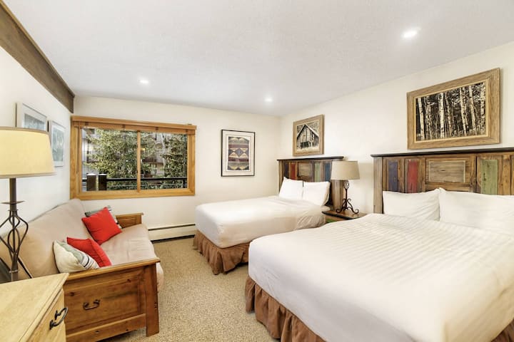 Მეორე საძინებელში არის ორი ორადგილიანი საწოლი და ორადგილიანი ფუტონი, რომელიც უზრუნველყოფს უამრავ საწოლს თქვენი ჯგუფისთვის.