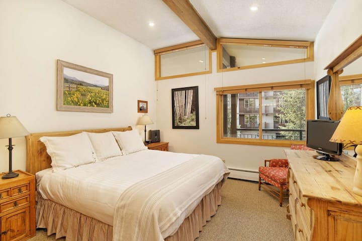 Მთავარი საძინებელი, თაღოვანი ჭერით, აღჭურვილია დიდი საწოლით, ბრტყელეკრანიანი ტელევიზორითა და სააბაზანოთი.