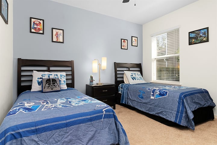 Det första sovrummet med en dubbelsäng.