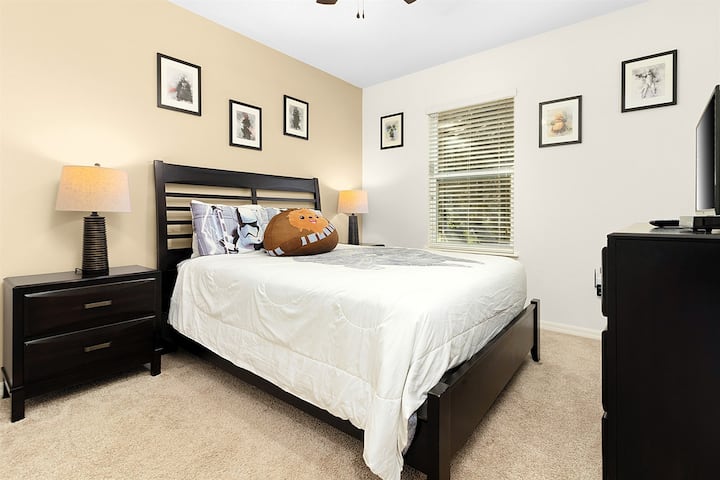 Sovrummet med dubbelsäng.