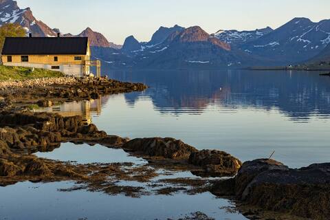 Minkfarmen: Spacious seaside cabin w/scenic view