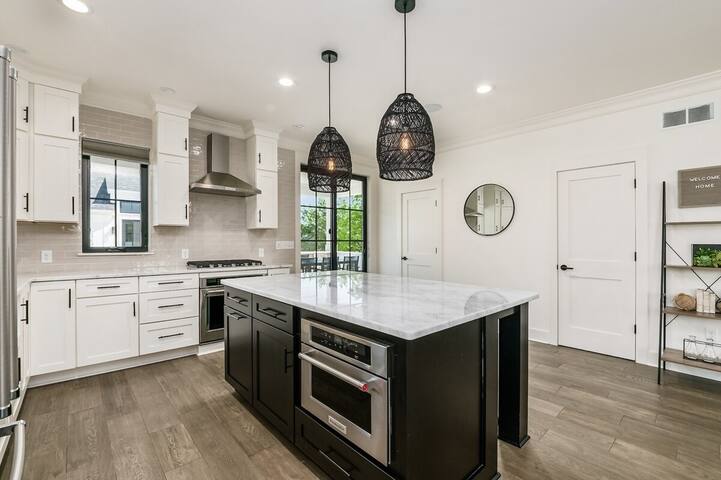 Brand New Huge Luxury Home w/ Terrace! Must See! gallery image 3