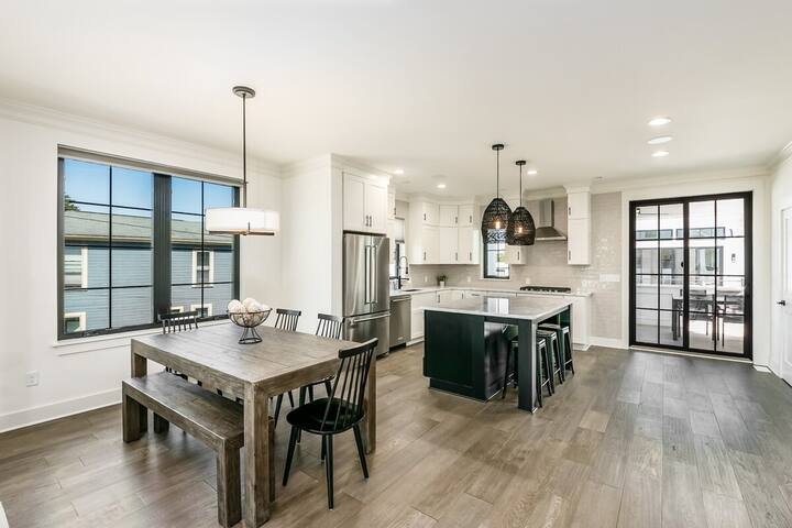 Brand New Huge Luxury Home w/ Terrace! Must See! gallery image 5