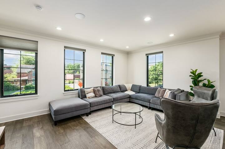 Brand New Huge Luxury Home w/ Terrace! Must See! gallery image 2