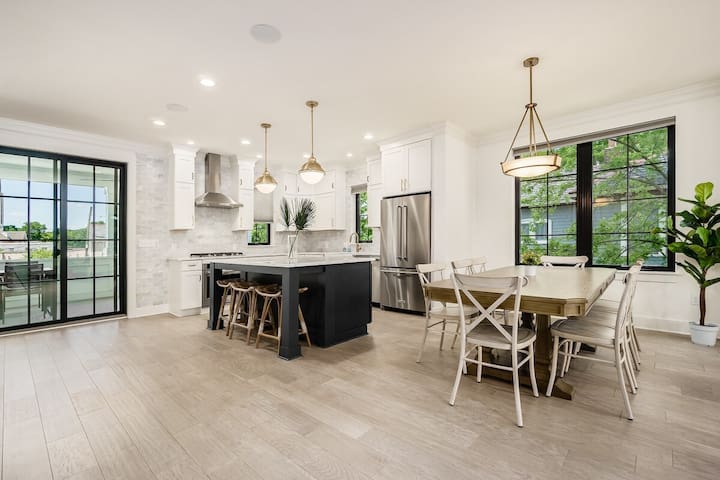 HUGE NEW LUXE HOME W/ TERRACE! BEST AIRBNB IN CBUS gallery image 2