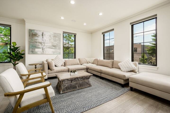 HUGE NEW LUXE HOME W/ TERRACE! BEST AIRBNB IN CBUS gallery image 3