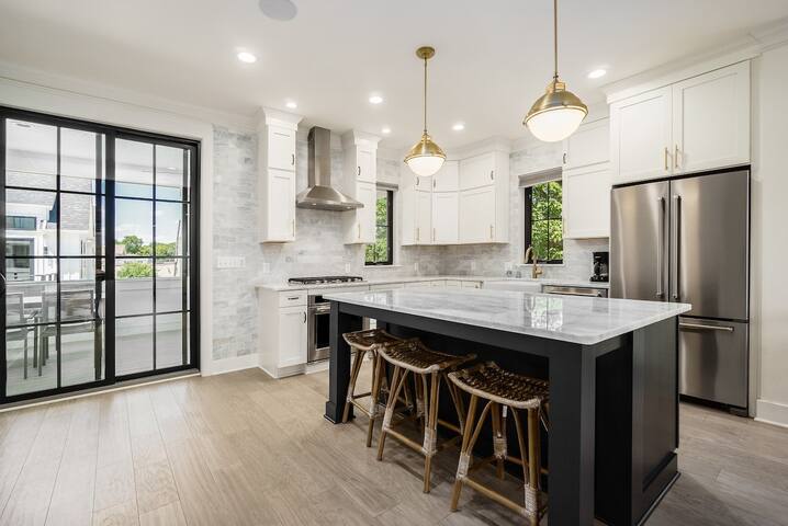 HUGE NEW LUXE HOME W/ TERRACE! BEST AIRBNB IN CBUS gallery image 5