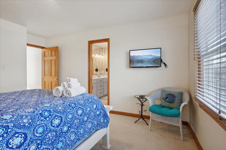 חדר השינה האחרון בקומה השלישית הוא חדר שינה קווין נוסף עם אחסון בשפע.