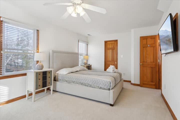 הסוויטה הראשית! בחדר השינה המרווח הזה יש מיטת קווין סייז נוחה.