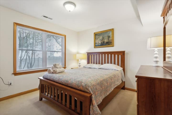 חדר השינה הראשון שתמצאו בקומה הראשונה - מיטת קווין סייז עם שפע של מקום אחסון ומרחב.