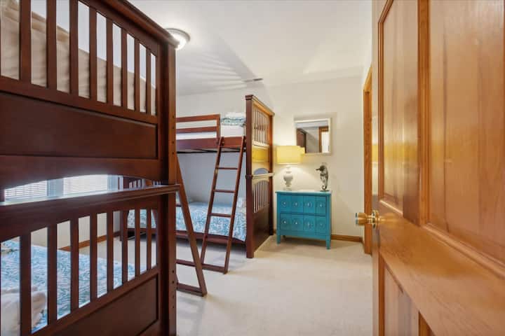 בחדר הזה יש 4 מיטות זוגיות, עם לינה נוחה של עד 4 אנשים כאן.