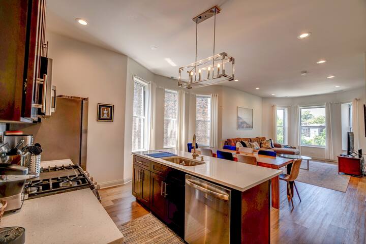 Spacious 5-BR Apt next to transit Free Parking gallery image 2