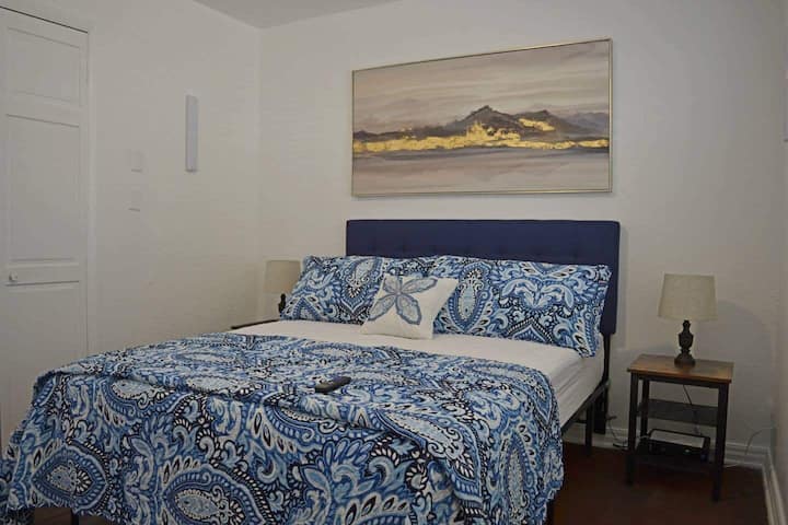 2 .ª habitación con cama doble,televisión,armario y ventilador de techo