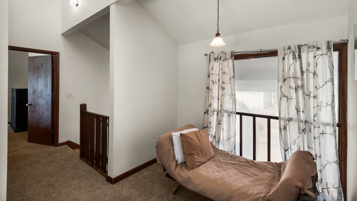 Sun n Surf 2nd Floor Landing with Twin Futon