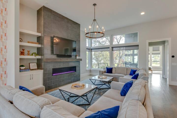 Spacious Gulch Mansion | Super Skyline Views gallery image 2