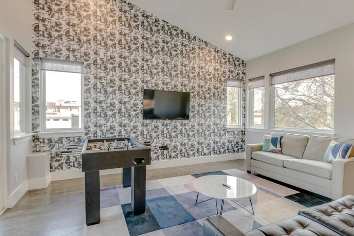 Spacious Gulch Mansion | Super Skyline Views gallery image 5