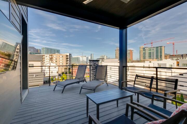 Spacious Gulch Mansion | Super Skyline Views gallery image 4