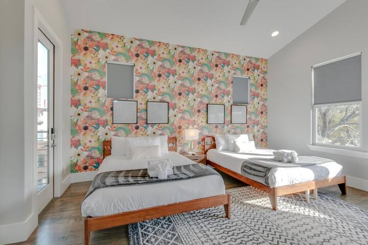 Spacious Gulch Mansion | Super Skyline Views gallery image 3