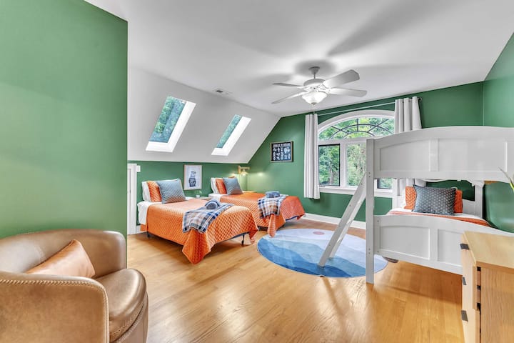 ห้องนอน #3 ชั้นบน - เตียงเดี่ยว 2 เตียงและเตียงสองชั้น