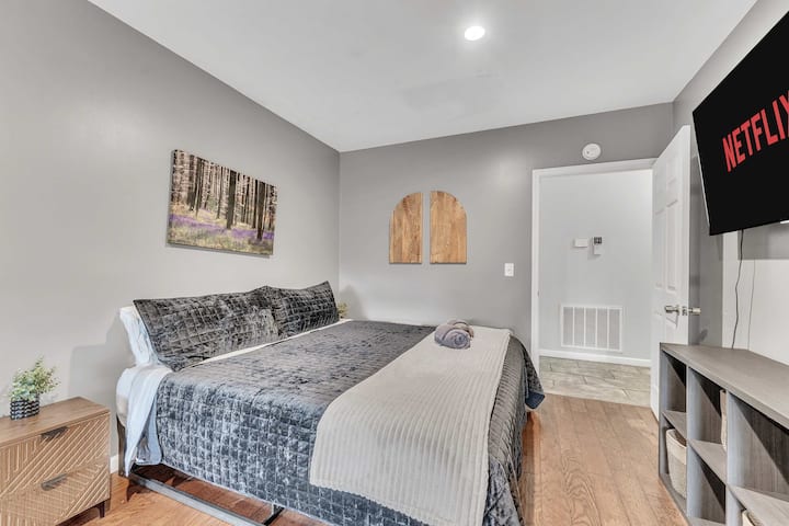 ห้องนอนชั้นล่าง #7 - เตียงคิงไซส์