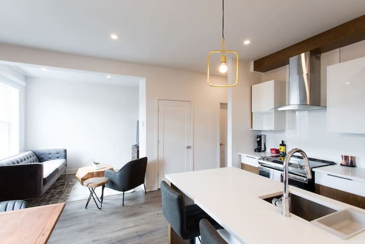 Light Filled 2 Bdr Unit in Mile End by Denstays