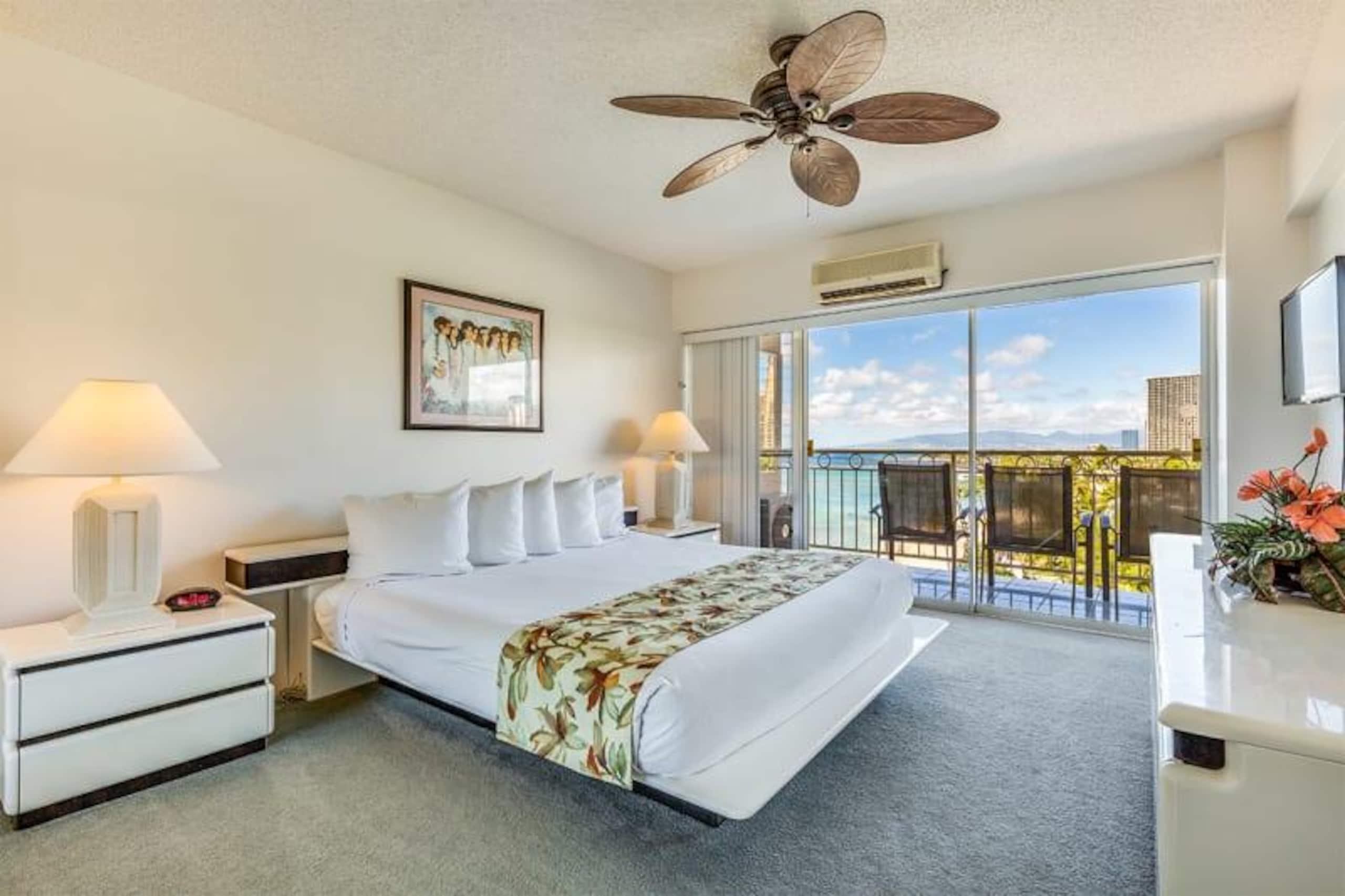 Condo in Honolulu · ★4.68 · 2 bedrooms · 3 beds · 2 shared baths - Image 2