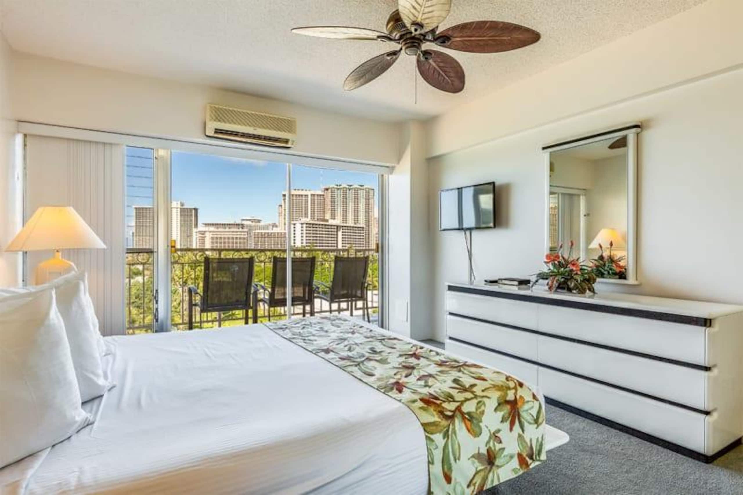 Condo in Honolulu · ★4.68 · 2 bedrooms · 3 beds · 2 shared baths - Image 8